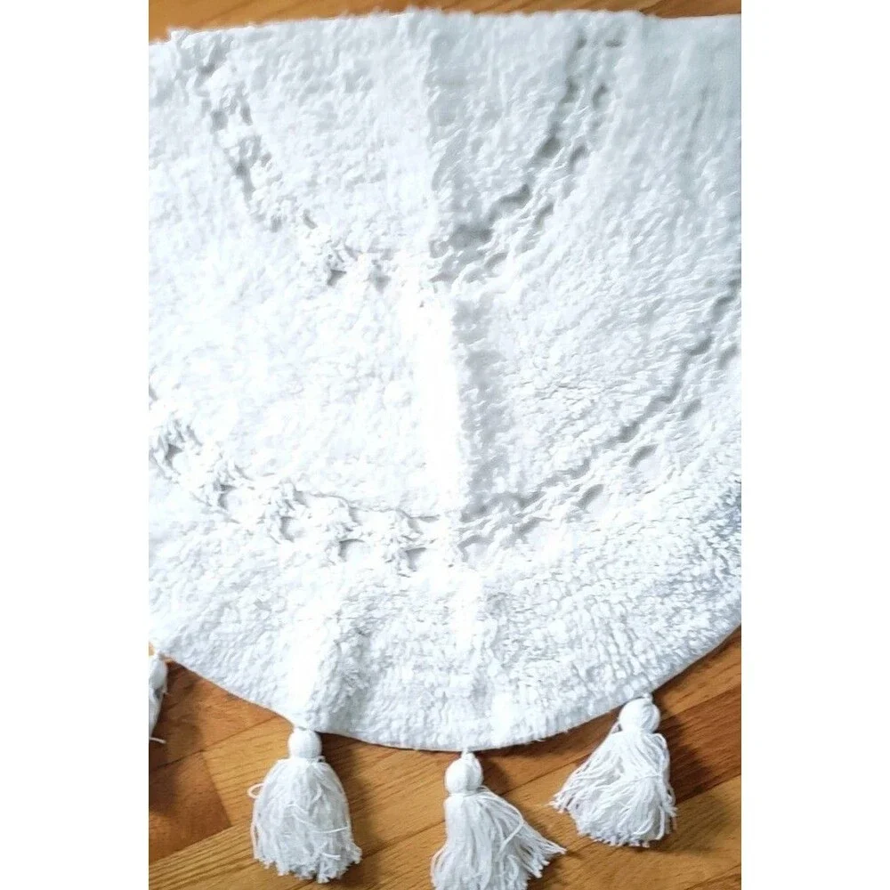 NWT Wild Sage Semicircle Crochet Bath Rug in White with Tassels